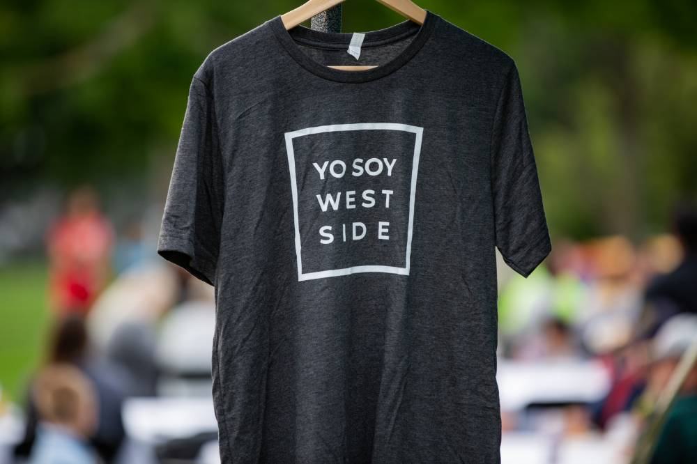 t shirt with text "yo soy west side"